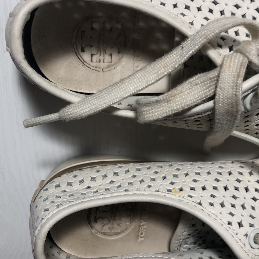 Tory Burch White Tan laser cut leather daisy sneakers women’s size 6.5 - Picture 7 of 13